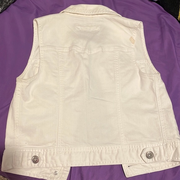 Maurice’s white sleeveless jean jacket. Size small - Picture 2 of 2